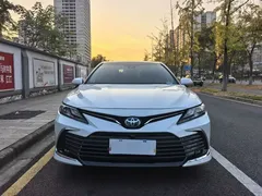 2021 Toyota Camry Hybrid 2.5HG Luxury, белый — фото 2