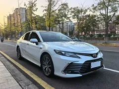 2021 Toyota Camry Hybrid 2.5HG Luxury, белый — фото 3