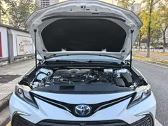 2021 Toyota Camry Hybrid 2.5HG Luxury, белый — фото 5