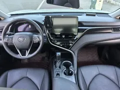 2021 Toyota Camry Hybrid 2.5HG Luxury, белый — фото 16