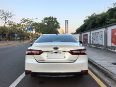 2021 Toyota Camry Hybrid 2.5HG Luxury, белый — фото 18
