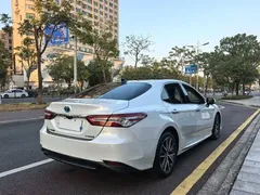 2021 Toyota Camry Hybrid 2.5HG Luxury, белый — фото 19