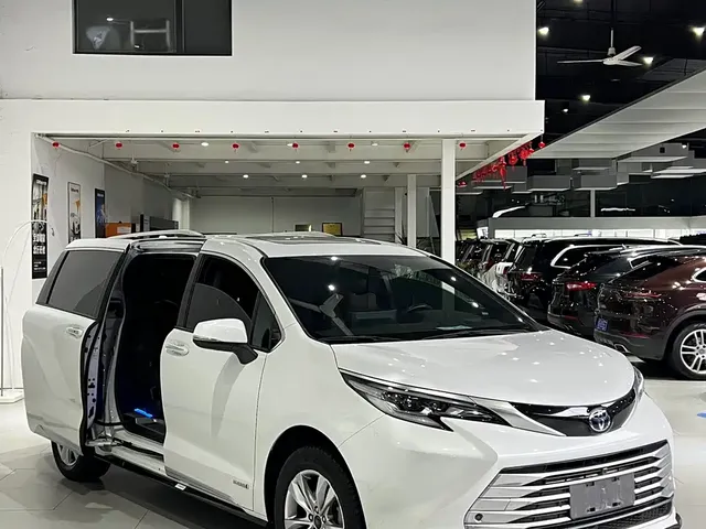 2021 Toyota Sienna 2.5L Hybrid Platinum