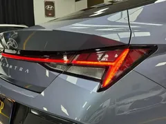 2023 Hyundai Elantra 1.5L CVT LUX Premium, синий — фото 20