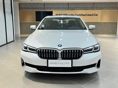 2021 BMW 5 Series 535Le PHEV Luxury Package, белый — фото 3