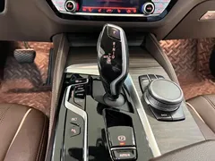 2021 BMW 5 Series 535Le PHEV Luxury Package, белый — фото 8