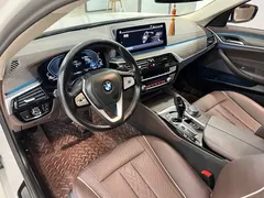 2021 BMW 5 Series 535Le PHEV Luxury Package, белый — фото 9