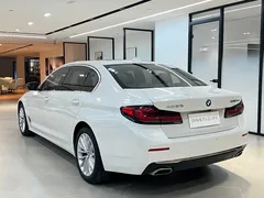 2021 BMW 5 Series 535Le PHEV Luxury Package, белый — фото 15
