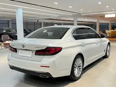 2021 BMW 5 Series 535Le PHEV Luxury Package, белый — фото 16