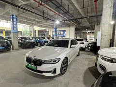2022 BMW 5 Series 535Le PHEV Luxury Package, белый — фото 2