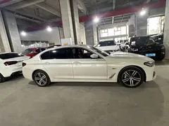 2022 BMW 5 Series 535Le PHEV Luxury Package, белый — фото 3
