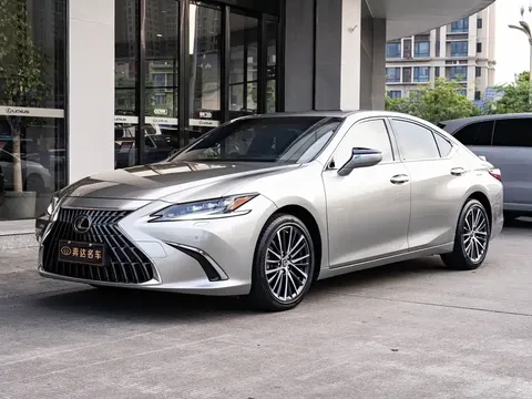 2022 Lexus ES 300h Premium