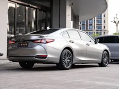 2022 Lexus ES 300h Premium — фото 3