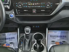 2022 Toyota Highlander 2.5L Hybrid 4WD Ultimate 7-seat, белый — фото 10