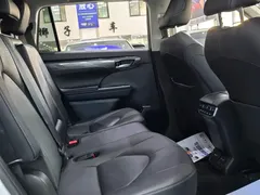 2022 Toyota Highlander 2.5L Hybrid 4WD Ultimate 7-seat, белый — фото 12