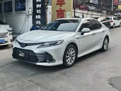 2021 Toyota Camry Hybrid 2.5HGVP Leading, белый — фото 1