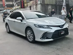 2021 Toyota Camry Hybrid 2.5HGVP Leading, белый — фото 3