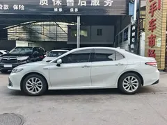 2021 Toyota Camry Hybrid 2.5HGVP Leading, белый — фото 4