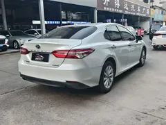 2021 Toyota Camry Hybrid 2.5HGVP Leading, белый — фото 5