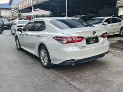 2021 Toyota Camry Hybrid 2.5HGVP Leading, белый — фото 7