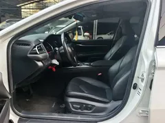 2021 Toyota Camry Hybrid 2.5HGVP Leading, белый — фото 9