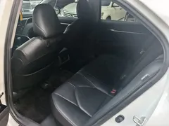 2021 Toyota Camry Hybrid 2.5HGVP Leading, белый — фото 10