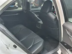 2021 Toyota Camry Hybrid 2.5HGVP Leading, белый — фото 12