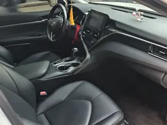 2021 Toyota Camry Hybrid 2.5HGVP Leading, белый — фото 13