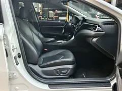 2021 Toyota Camry Hybrid 2.5HGVP Leading, белый — фото 14