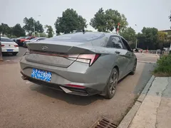 2022 Hyundai Elantra 1.5L CVT LUX Premium — фото 3