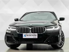 2023 BMW 5 Series 530Li Leading M Sport Package, чёрный — фото 3