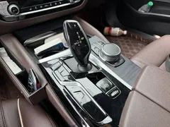 2021 BMW 5 Series 535Le PHEV Luxury Package, чёрный — фото 9