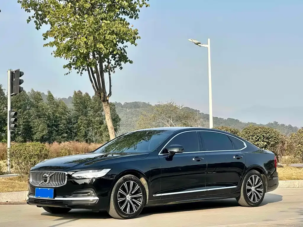 2022 Volvo S90