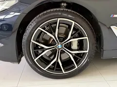 2022 BMW 5 Series 530Li Premium M Sport Package, чёрный — фото 11