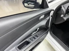 2023 Hyundai Elantra 1.5L CVT LUX Premium, белый — фото 8
