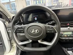 2023 Hyundai Elantra 1.5L CVT LUX Premium, белый — фото 11