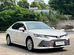 2022 Toyota Camry 2.0GVP Leading, белый — фото 3