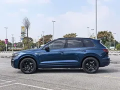 2022 Volkswagen Touareg 3.0TSI Black Sport Package, синий — фото 4