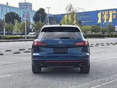 2022 Volkswagen Touareg 3.0TSI Black Sport Package, синий — фото 6