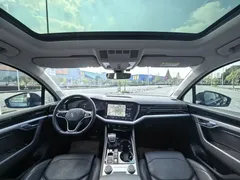 2022 Volkswagen Touareg 3.0TSI Black Sport Package, синий — фото 9