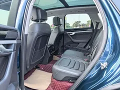 2022 Volkswagen Touareg 3.0TSI Black Sport Package, синий — фото 11