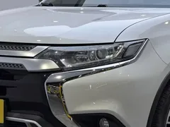 2020 Mitsubishi Outlander 2.0L 2WD 5-seat, белый — фото 8