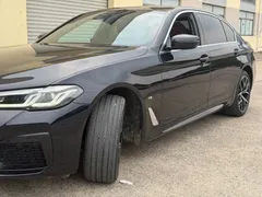 2022 BMW 5 Series 530Li Premium M Sport Package, чёрный — фото 4