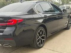 2022 BMW 5 Series 530Li Premium M Sport Package, чёрный — фото 15