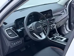 2023 Kia Seltos 1.5L CVT Luxury, белый — фото 7