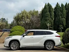 2022 Toyota Highlander Hybrid 2.5L 4WD Premium 7-seat, белый — фото 4