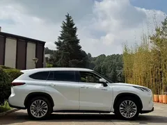 2022 Toyota Highlander Hybrid 2.5L 4WD Premium 7-seat, белый — фото 5