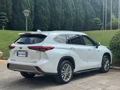2022 Toyota Highlander Hybrid 2.5L 4WD Premium 7-seat, белый — фото 6