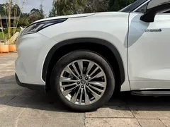 2022 Toyota Highlander Hybrid 2.5L 4WD Premium 7-seat, белый — фото 10