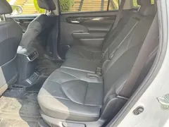 2022 Toyota Highlander Hybrid 2.5L 4WD Premium 7-seat, белый — фото 15
